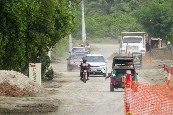 Baches y polvo generan malestar en quienes transitan vía San Cayetano - Riochico