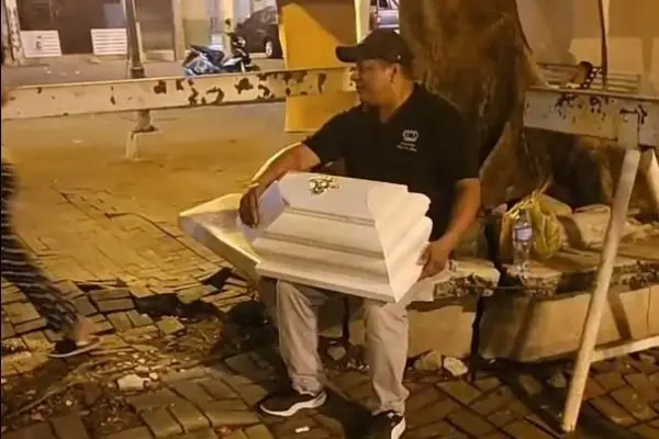 El cuerpo de la menor fue retirado del centro forense. ,Cortesía