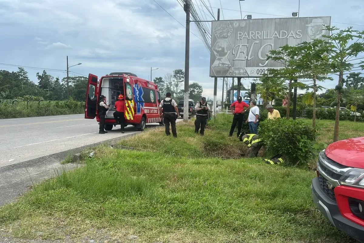 Accidente en Santo Domingo dejó tres heridos; uno fue rescatado de una alcantarilla