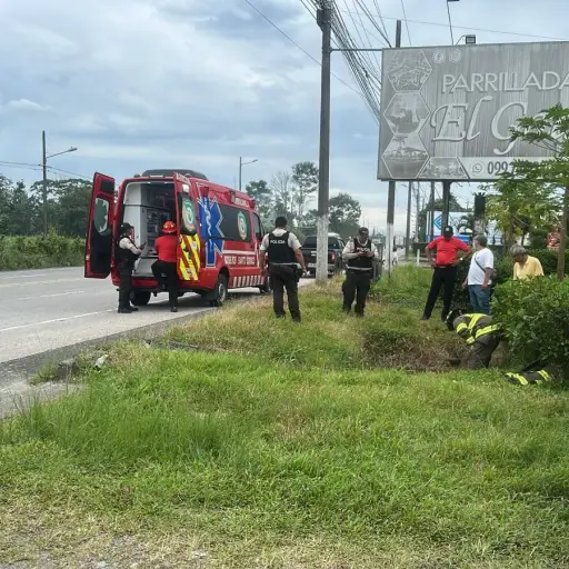 Accidente en Santo Domingo dejó tres heridos; uno fue rescatado de una alcantarilla