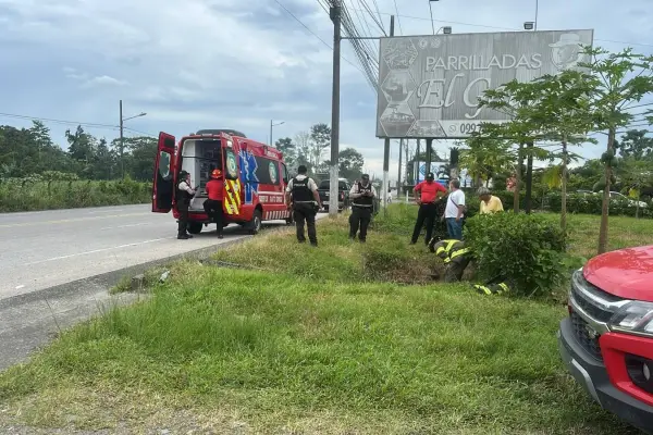Accidente en Santo Domingo dejó tres heridos; uno fue rescatado de una alcantarilla