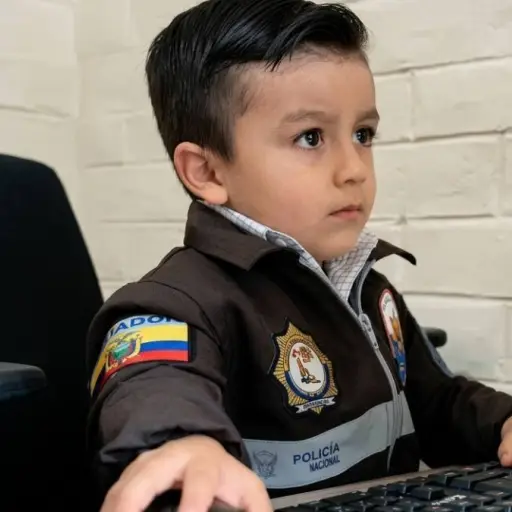 ¿Los niños podrán usar uniformes de policías o militares en Ecuador? Esto dice una nueva ley