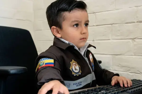 ¿Los niños podrán usar uniformes de policías o militares en Ecuador? Esto dice una nueva ley.