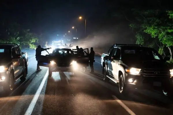 Según la denuncia, los delincuentes se movilizaban en al menos tres camionetas, todos portaban armas de fuego. ,Foto: Generada por IA