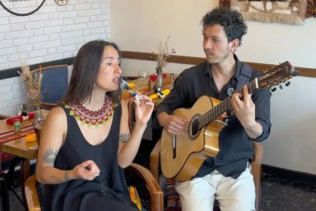Carla Zambrano y Dave Munive promueven la música tradicional ecuatoriana en París., Redes sociales