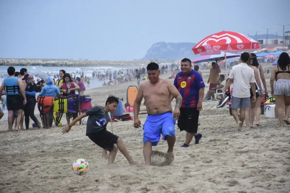 feriado agosto Ecuador 2026