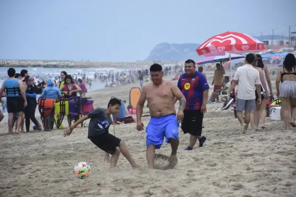 feriado agosto Ecuador 2026