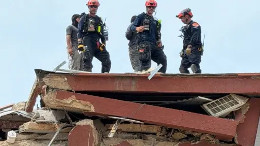 Venezuela: Rescatistas jordanos rescatan a un niño de tres años tras remover ruinas en una estructura colapsada