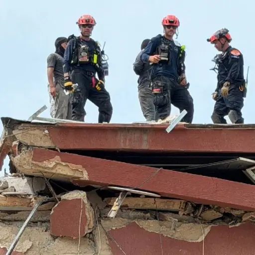 Venezuela: Rescatistas jordanos rescatan a un niño de tres años tras remover ruinas en una estructura colapsada