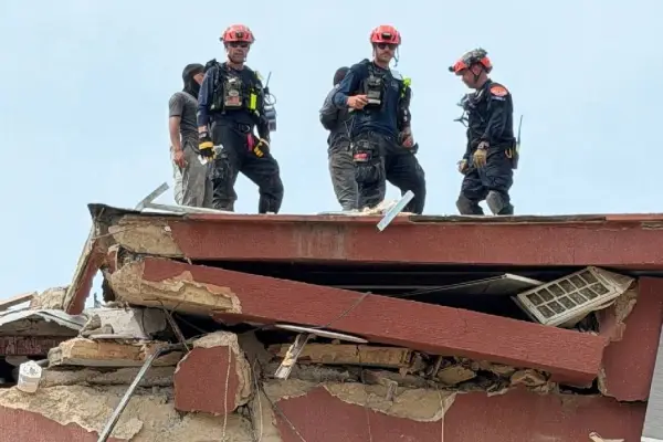 Venezuela: Rescatistas jordanos rescatan a un niño de tres años tras remover ruinas en una estructura colapsada