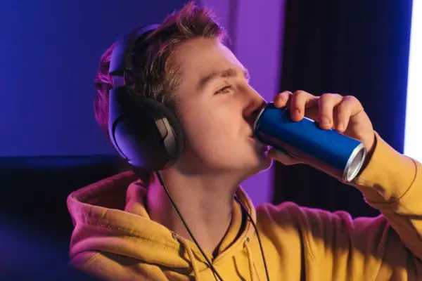 Los riesgos de consumir energizantes aumentan en adolescentes. 