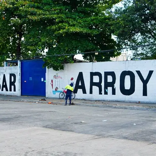 Municipio de Guayaquil interviene exteriores de centro infantil por acumulación de residuos en Los Esteros