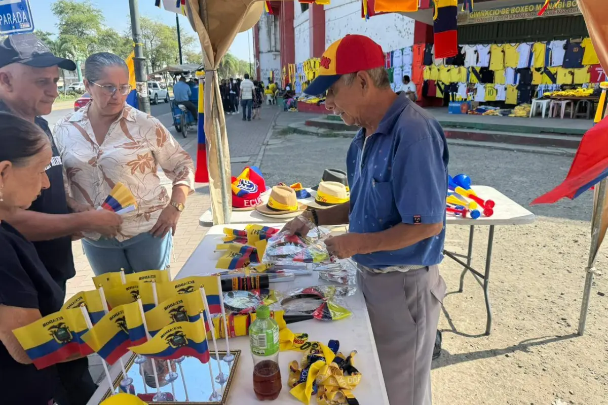 Comerciantes reportaron una mayor afluencia de compradores luego del triunfo de Ecuador, reactivando la venta de artículos mundialistas.
