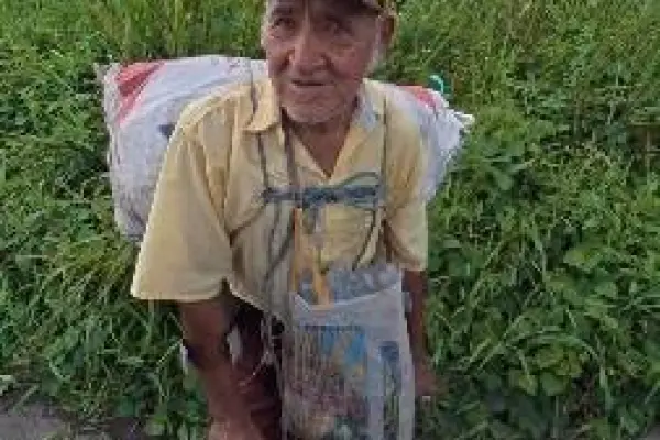El adulto mayor se gana la vida recolectando material reciclable. ,Cortesía