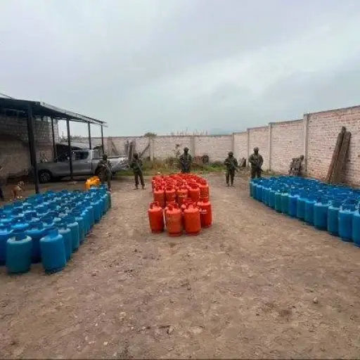 Tres hombres fueron detenidos por presunto acopio ilegal de gas en Tungurahua