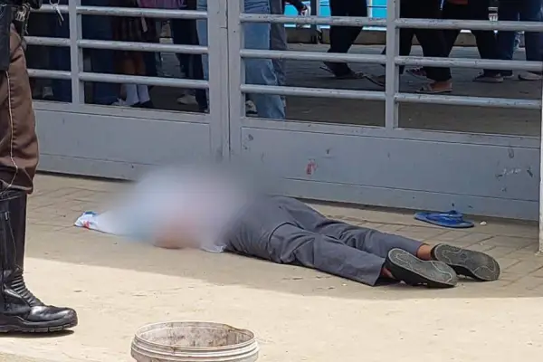 El cadáver del adolescente quedó en la vereda.