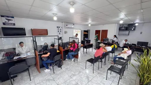 Entre minutos y meses: los tiempos reales de los trámites públicos en Santo Domingo 