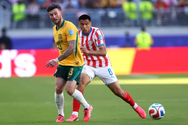 Aiden O'Neill de Australia y Diego Gómez de Paraguay. ,Foto por DEAN MOUHTAROPOULOS / GETTY IMAGES NORTH AMERICA / GETTY IMAGES VIA AFP