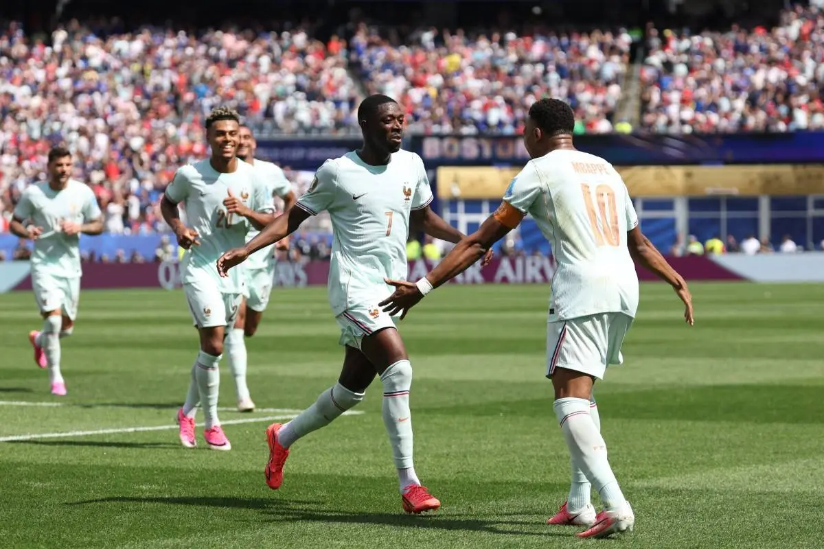 Ousmane Dembelé celebró uno de sus tres goles con el también delantero Kylian Mbappé en el estadio de Boston, ante Noruega. (Foto de CHARLY TRIBALLEAU / AFP), Foto: AFP