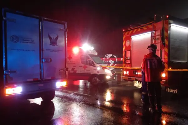 Santo Domingo: choque frontal entre bus y camioneta dejó un fallecido en la vía a Quevedo