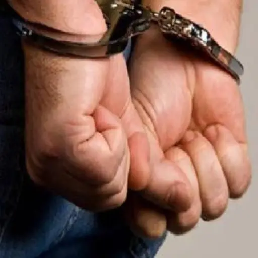 Policía aprehende a un hombre por presunto robo a un taxista en Manta