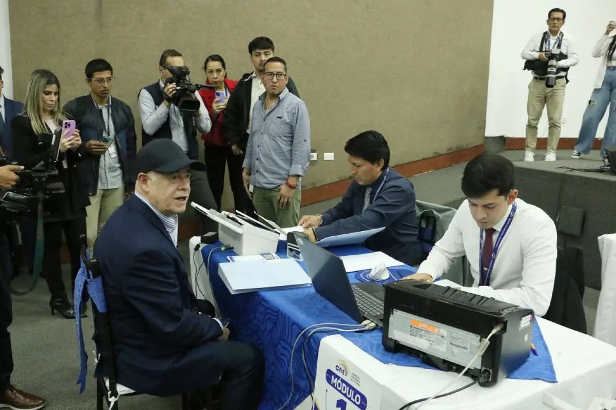 Ramío Rivera (con gorra) reconocido político ecuatoriano es uno de los postrulantes al CPCCS., Foto:  API / Rolando Enríquez