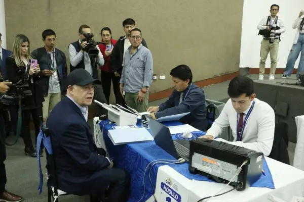 Ramío Rivera (con gorra) reconocido político ecuatoriano es uno de los postrulantes al CPCCS. ,Foto:  API / Rolando Enríquez