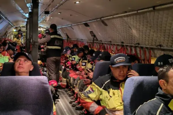 Rescatistas ecuatorianos llegan a Venezuela con tecnología para buscar sobrevivientes.