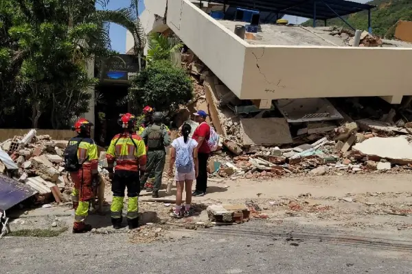 Bomberos de Quito viajaron a Venezuela para colaborar con las labores de rescate en Venezuela. ,Foto: Bomberos Quito