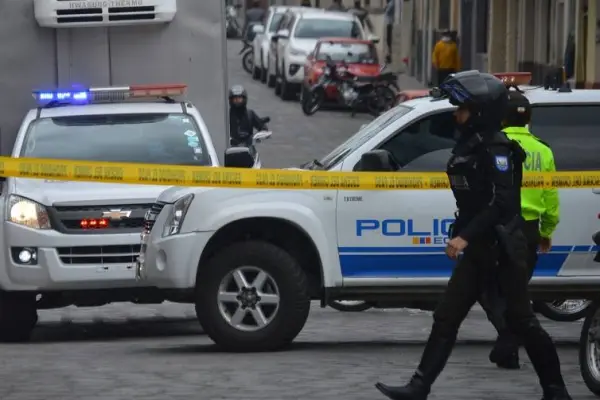 Agentes de la Policía Nacional investigan las circunstancias en las que esta mujer murió en el norte de Quito. ,Foto: Referencial / Apifoto
