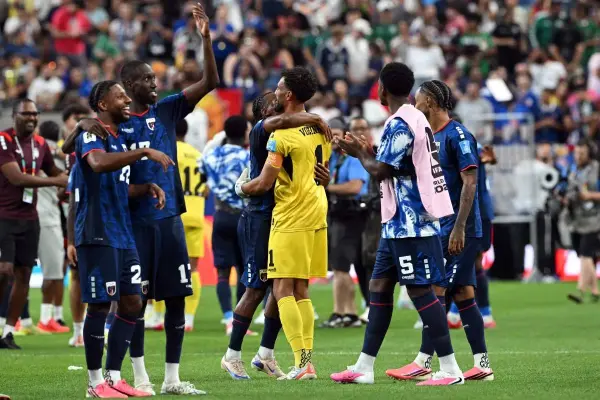 Jugadores de Cabo Verde celebrando su clasificación a los 16avos de final del Mundial 2026. (Foto de Ulises RONALDO SCHEMIDT / AFP) ,Foto: AFP