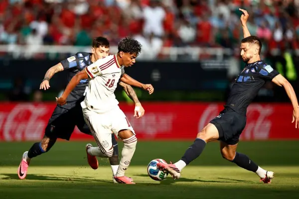 Lamine Yamal (de blanco) fue constantemente marcado por jugadores uruguayos que no le permitieron desarollar su fútbol por los extremos. (Foto de Ulises RUIZ / AFP) ,Foto: AFP