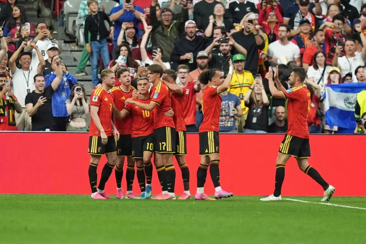 Jugadores de Bélgica celebran el gol