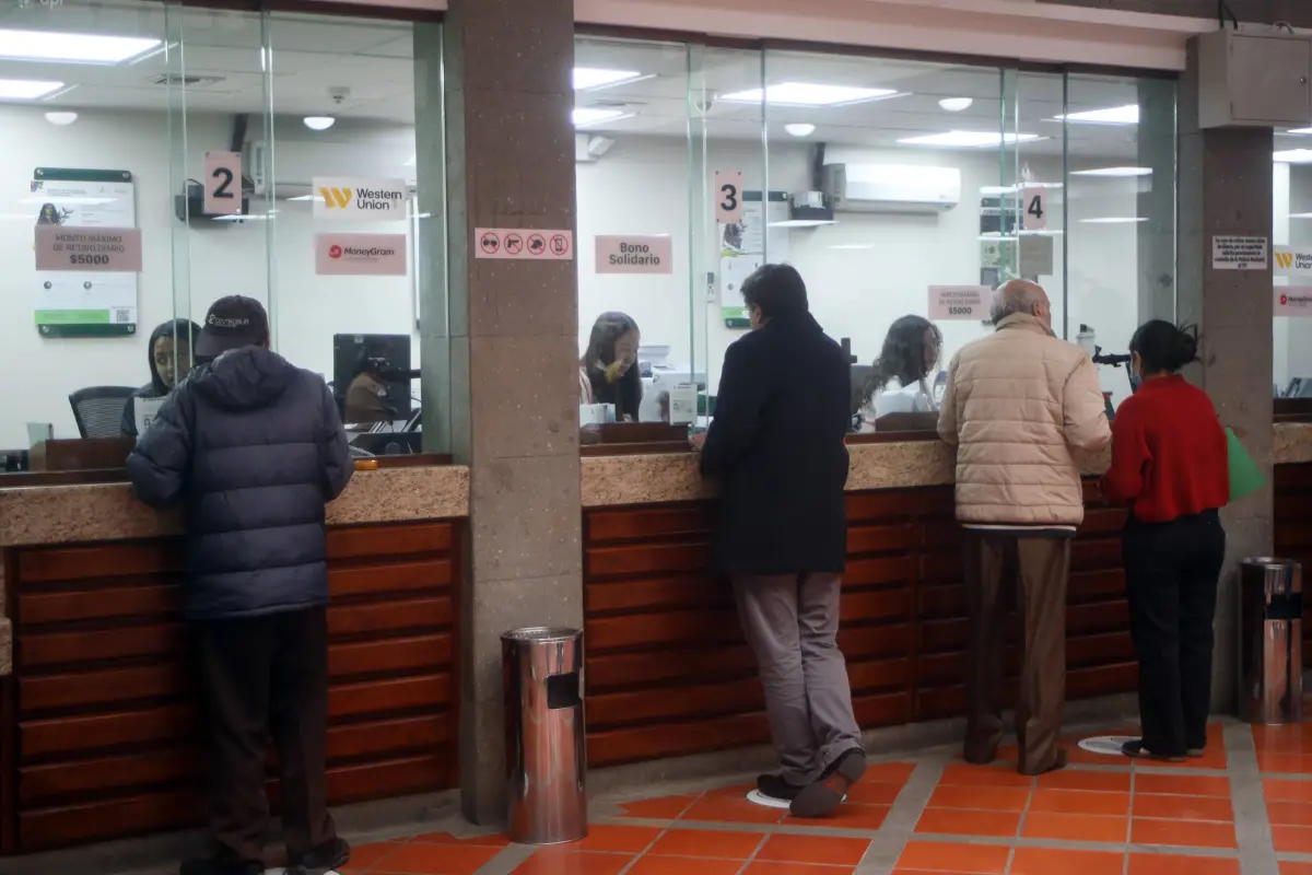 Adultos mayores en una agencia del SRI completando el registro obligatorio para habilitar el beneficio de la devolución del IVA inmediata.