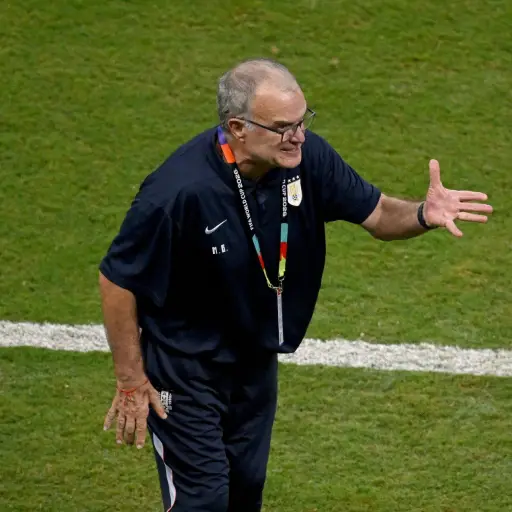 Marcelo Bielsa asume la responsabilidad tras la eliminación de Uruguay y vive una tensa conferencia con la prensa