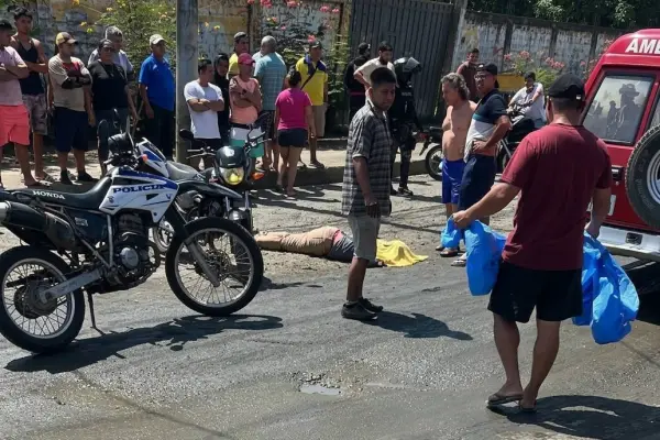 Varias personas intentaron auxiliar a la víctima, pero solo pudieron confirmar que ya había fallecido. ,Redes