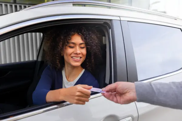 Conductores rinden la evaluación teórica presencial, uno de los pasos finales para renovar la licencia de conducir y evitar sanciones en las vías ecuatorianas.