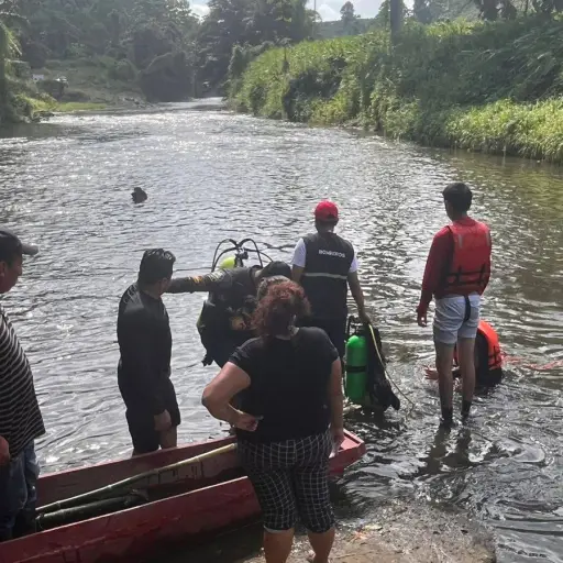 Bomberos rastrean cinco kilómetros de río en busca de un ciudadano desaparecido que habría sido lanzado al agua