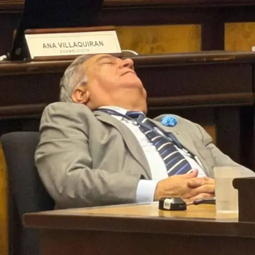 Asambleísta alterno Rubén Barberán fue captado aparentemente dormido durante sesión del Pleno