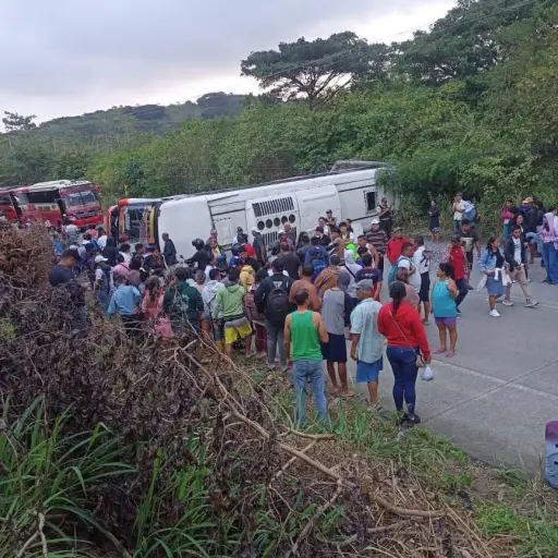 Bus interprovincial se volcó en la vía San Vicente - Pedernales y deja heridos y fallecidos