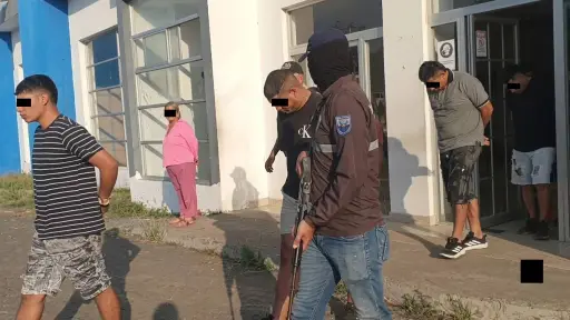Persecución en la vía Tosagua-Sucre: Policía intercepta a presuntos secuestradores y recupera cuatro vehículos