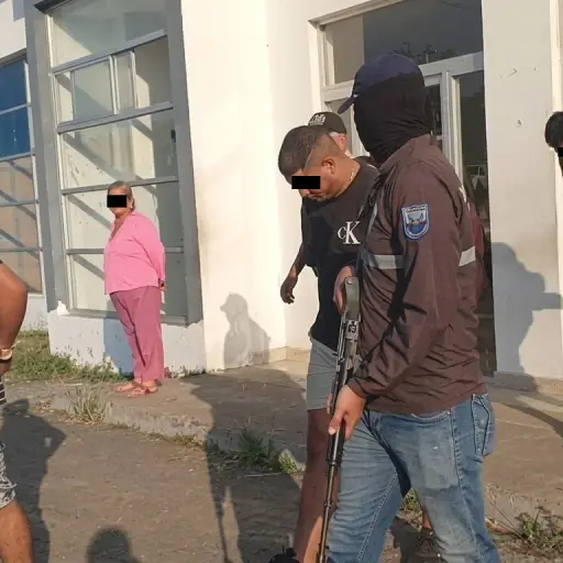 Persecución en la vía Tosagua-Sucre: Policía intercepta a presuntos secuestradores y recupera cuatro vehículos