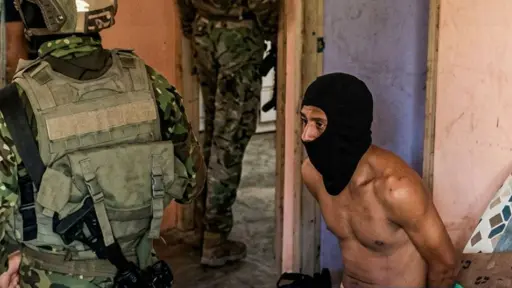 Fuerzas Armadas decomisan armas y detienen a dos presuntos miembros de Los Lobos en Manabí