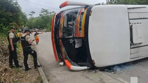 Un bebé y una mujer fallecieron tras el vuelco del bus de la cooperativa Coactur en la vía Jama - San Vicente