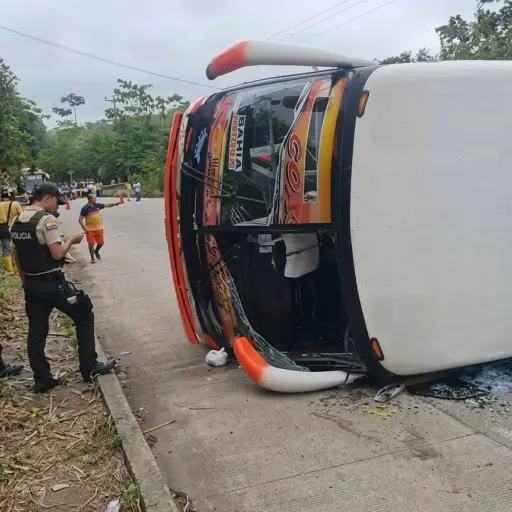 Un bebé y una mujer fallecieron tras el vuelco del bus de la cooperativa Coactur en la vía Jama - San Vicente