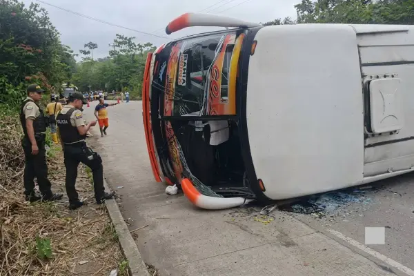 Miembros de la Policía llegaron al sitio para brindar ayuda e iniciar las investigaciones por el accidente. ,Redes