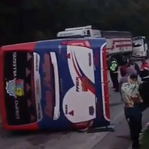 Cuatro muertos y trece heridos tras volcamiento de bus en Chimborazo