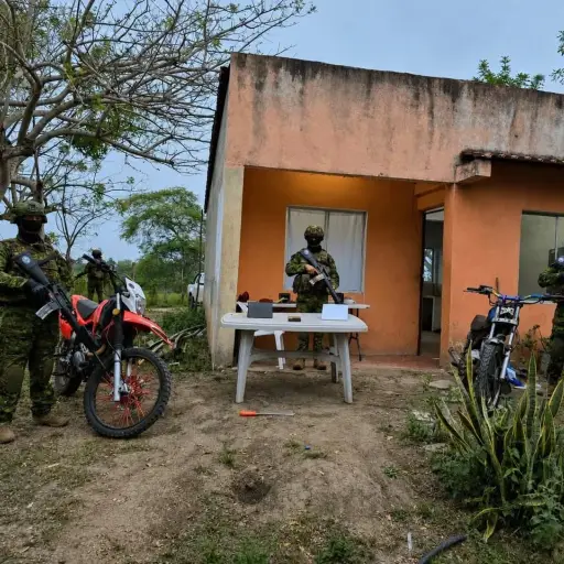Operación militar en el cantón Tosagua permite la recuperación de motocicletas robadas y el decomiso de municiones