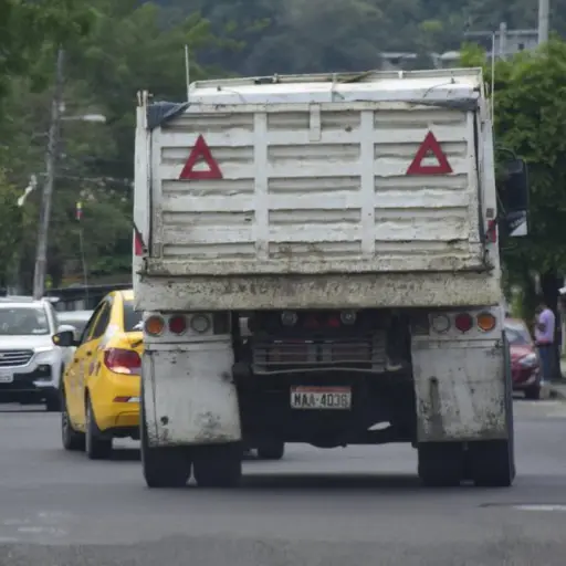 Vecinos de César Chávez denuncian daños viales por paso de volquetas y falta de respuesta de autoridades