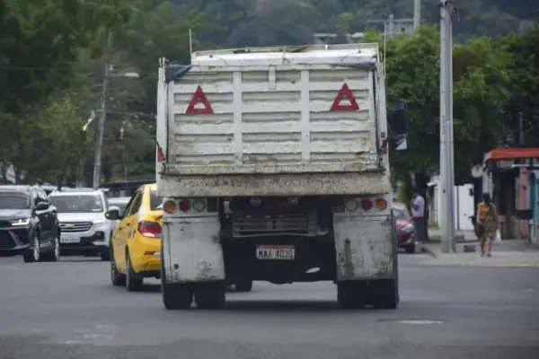 Habitantes de la calle César Chávez aseguran que el constante tránsito de volquetas ha deteriorado la vía durante más de un año.